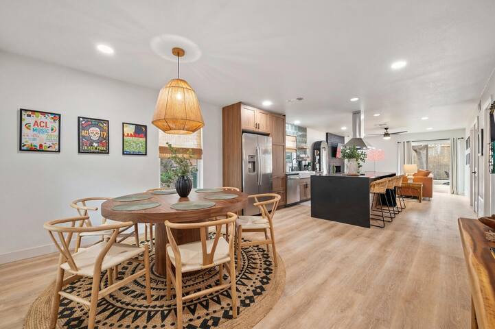 Barton Hills Home + Two Hot Tubs – Magdalena! gallery image 2