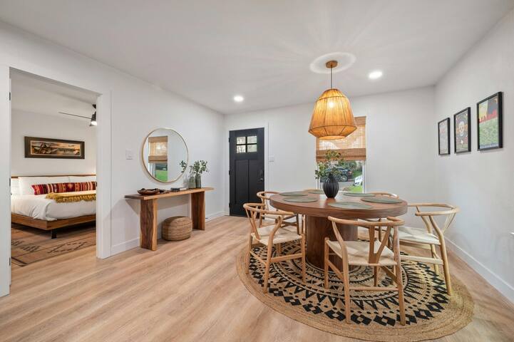 Barton Hills Home + Two Hot Tubs – Magdalena! gallery image 3