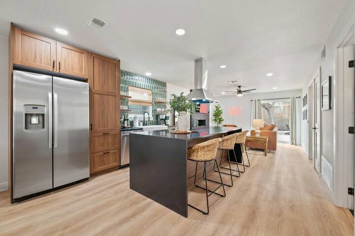 Barton Hills Home + Two Hot Tubs – Magdalena! gallery image 4