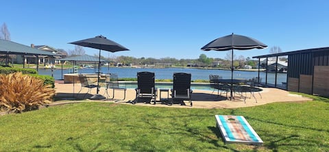 Summer Breeze-Lakefront w/pool, hot tub, & kayaks