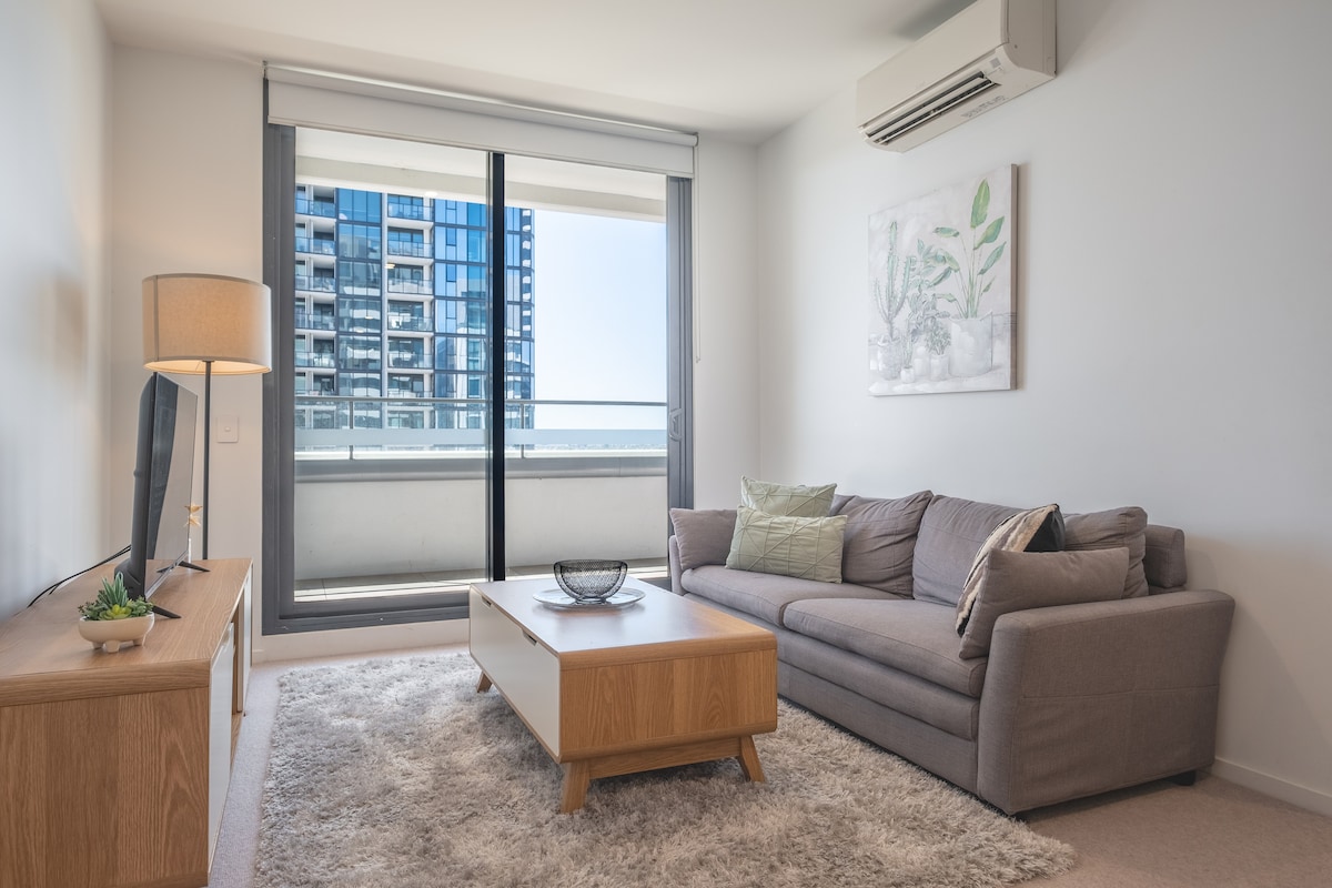 Top performing Airbnb: Panoramic Views 2BR with Pool and Free carpark in Footscray