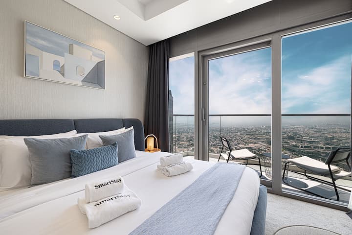 Dormitorio principal con acceso al balcón y vistas a la ciudad.