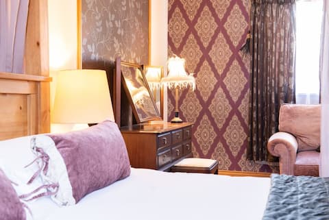 Romantic lakeside lodge with hot tub & fishing