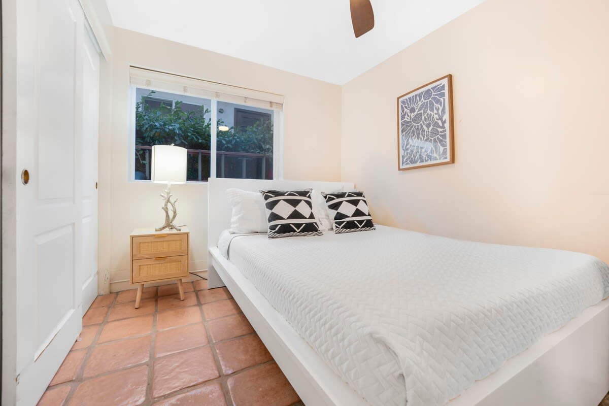 El segundo dormitorio ofrece una cama de matrimonio. 