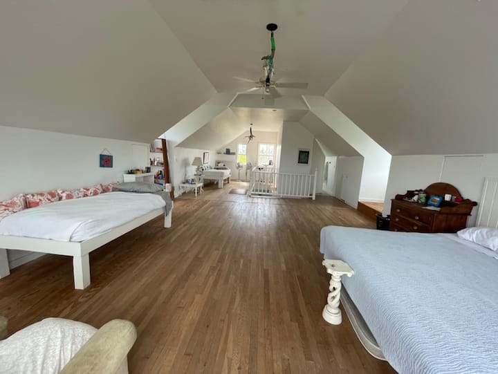 Na poschodí - manželská posteľ a dve manželské postele