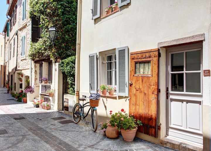 Remodeled Townhouse Full of Charm near the Picasso Museum