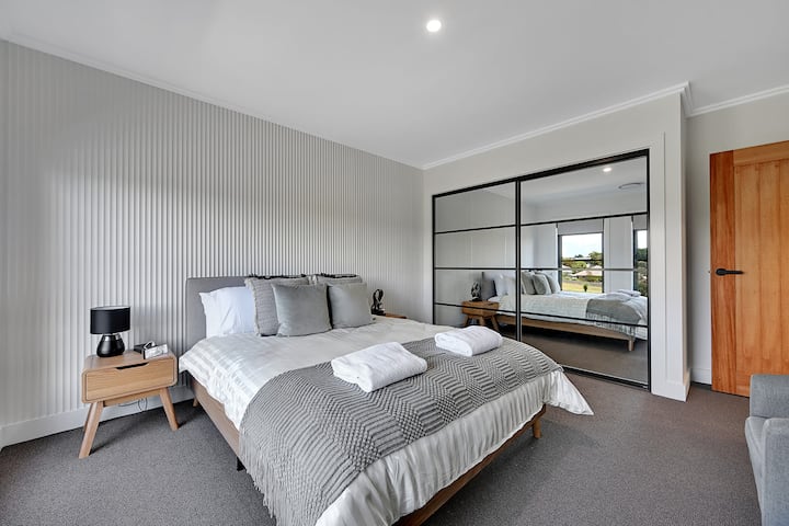 Spálňa 3 - menšia manželská posteľ, inteligentná TV + elektrická prikrývka