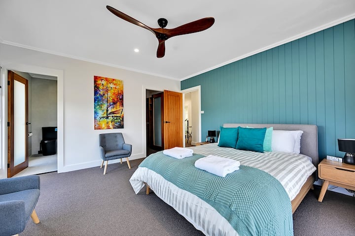 Hlavná spálňa - manželská posteľ, vlastná kúpeľňa, inteligentná televízia, priestor na posedenie s balkónom + elektrická prikrývka