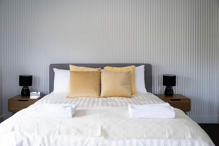 Spálňa 4 - menšia manželská posteľ, jednolôžko, inteligentná TV + elektrická prikrývka