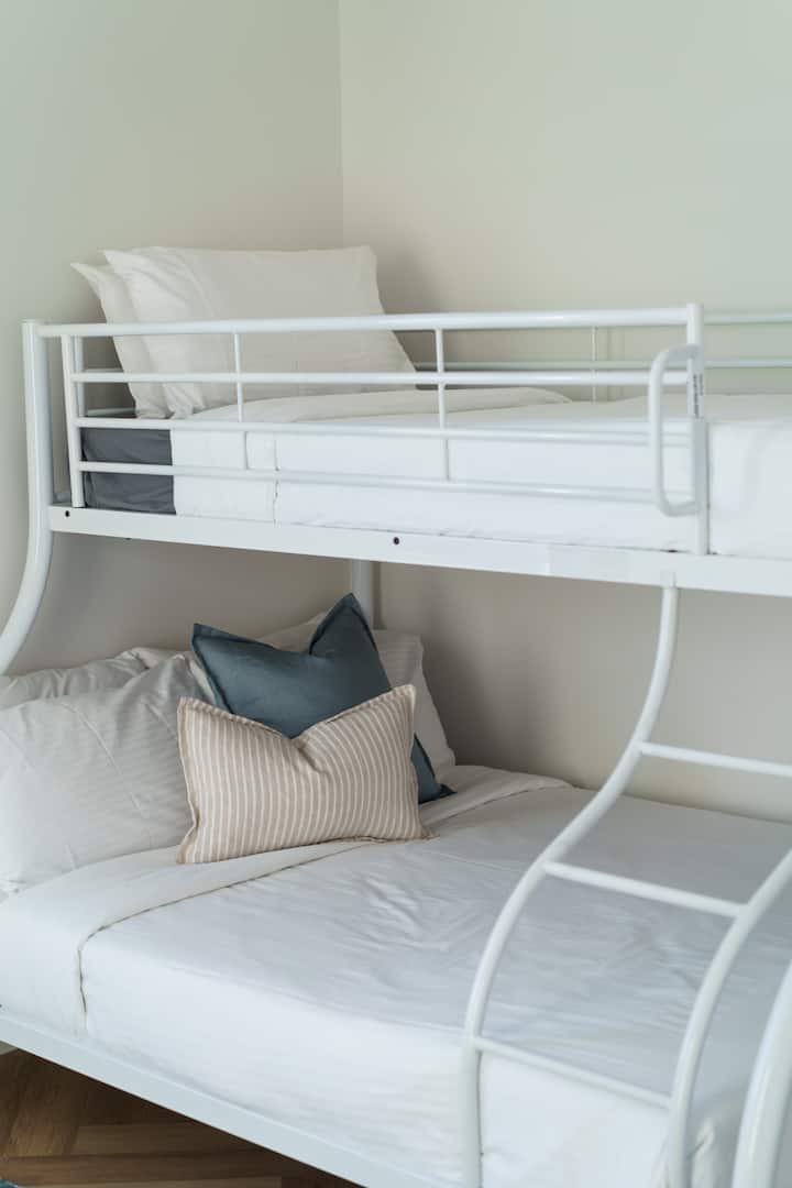 Მე ‑ 5 საძინებელში არის ორადგილიანი და ერთადგილიანი საწოლი