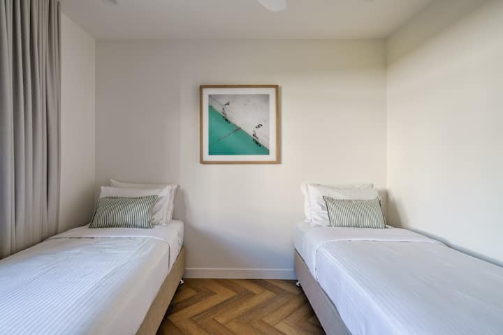 Მე-4 საძინებელში არის 2 ერთადგილიანი საწოლი, A/C და სასწავლო კუთხე