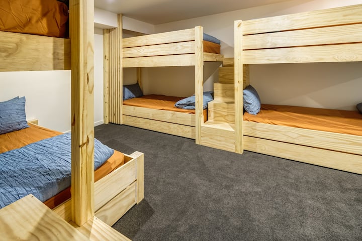 Მე-6 საძინებელში არის 5 დიდი ერთადგილიანი საწოლი და 1 დიდი საწოლი