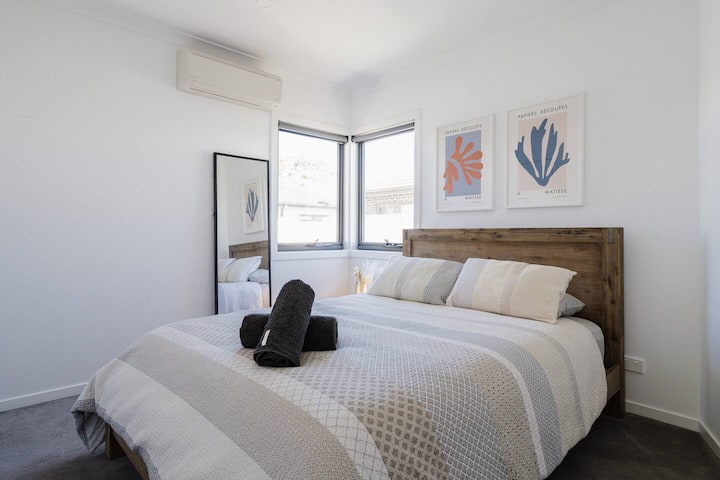 Დატკბით მესამე საძინებლის მშვიდი გარემოთი, რომელიც იდეალურია მშვიდი ღამეებისთვის დედოფლის ზომის საწოლში.