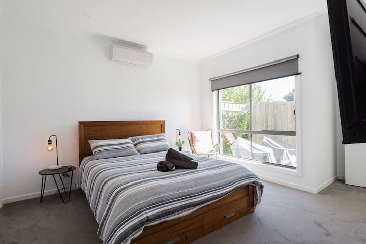 Დაისვენეთ ძირითად საძინებელში, დედოფლის ზომის საწოლითა და გაგრილებით.