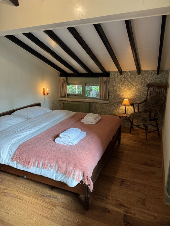 Просторната спалня има два отделни матрака.