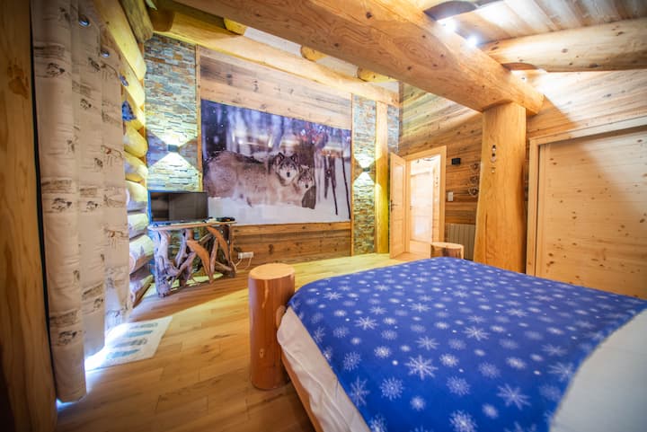 Откријте шик и удобност во оваа уредно дизајнирана соба.