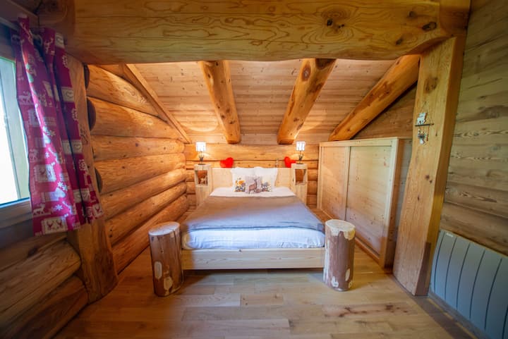 Стилска соба со двоен кревет, совршена за мирен ноќен сон.