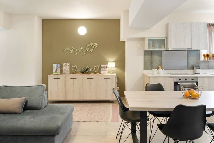 Theo and Ms Luxurious Apartments gallery image 3