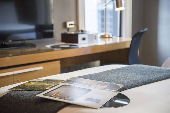 Lake View, Pop Culture, City Highlights | 3 Units gallery image 4