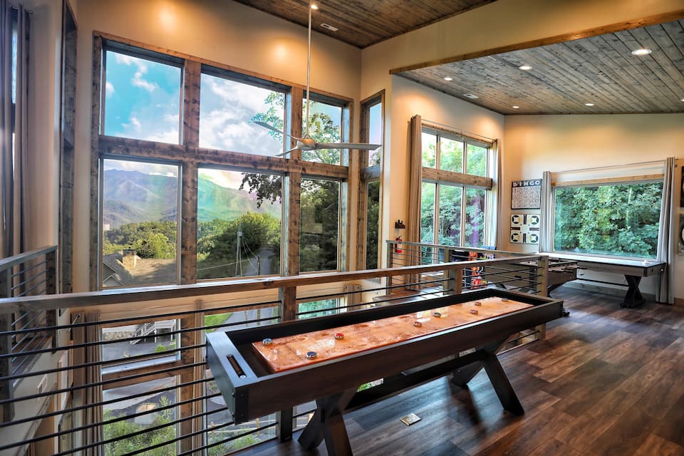 Heaven's Playhouse, a contemporary cabin facing Mt. LeConte, Gatlinburg, Tennessee, United States, photo 2 of 10