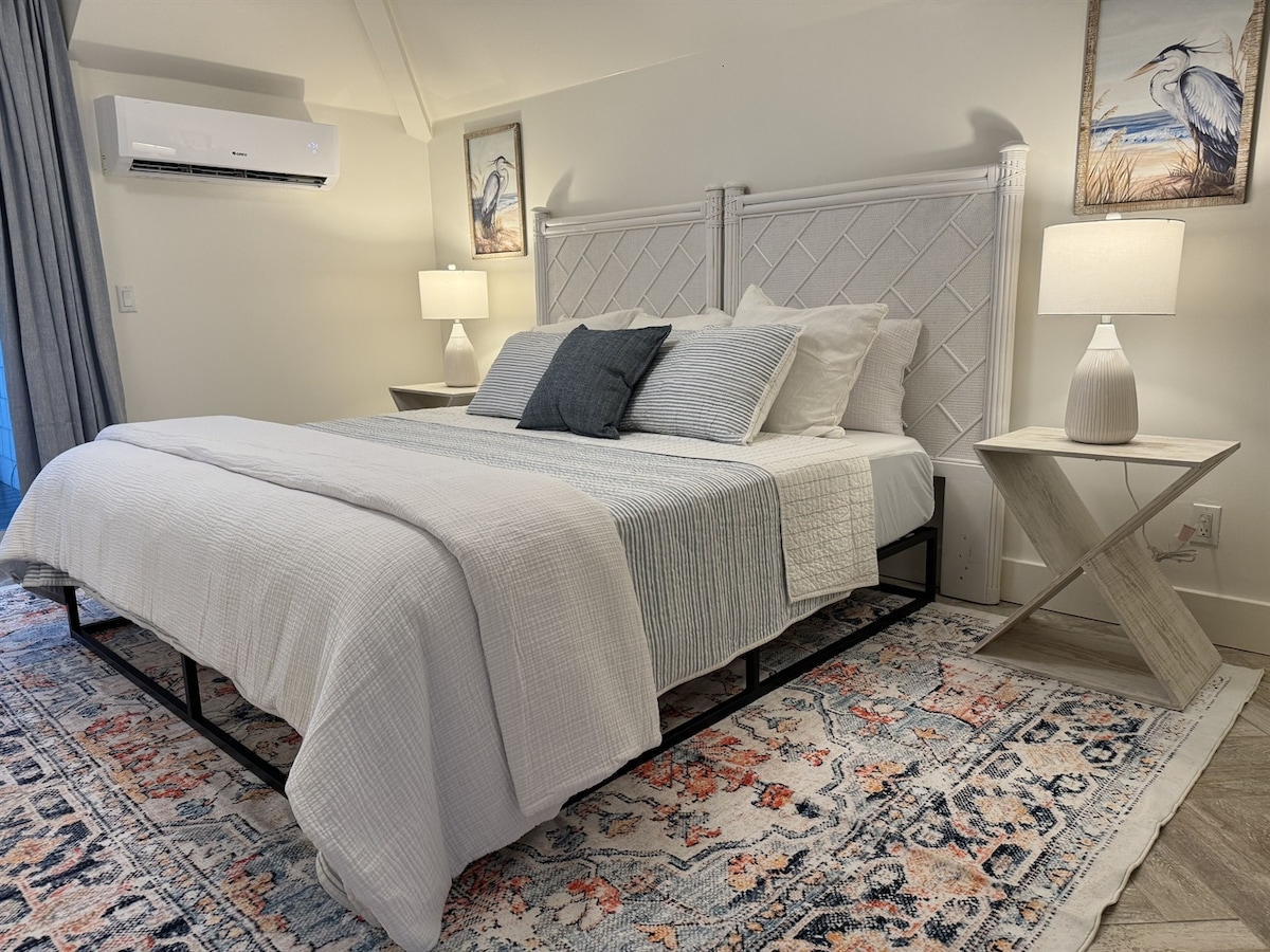 Спалня със самостоятелен санитарен възел №2 на горния етаж с двойно легло king size