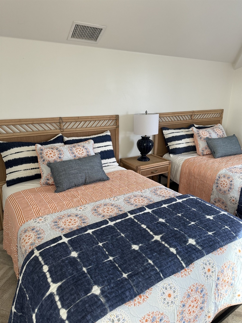 Спалня със самостоятелен санитарен възел №3  с 2 спални; Свързва се с балкон.