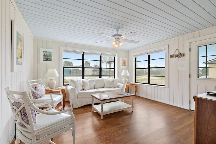 Battened Hatches Apartment With Beachfront Views - Vilano Beach