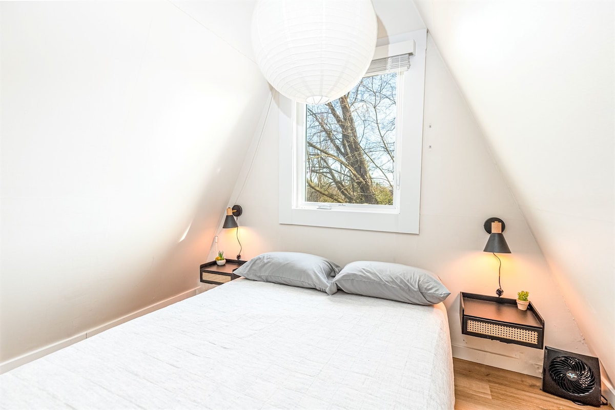 El dormitorio se encuentra arriba. Ten en cuenta que los escalones del dormitorio son empinados, así que ten en cuenta si tienes previsto llamar a The Little Dipper para tu escapada.