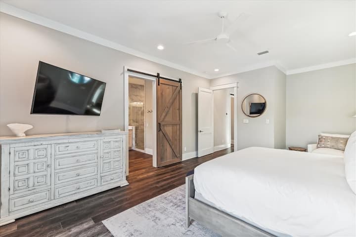 ห้องสวีทเตียงคิงไซส์หลัก - มีทีวีจอแบน