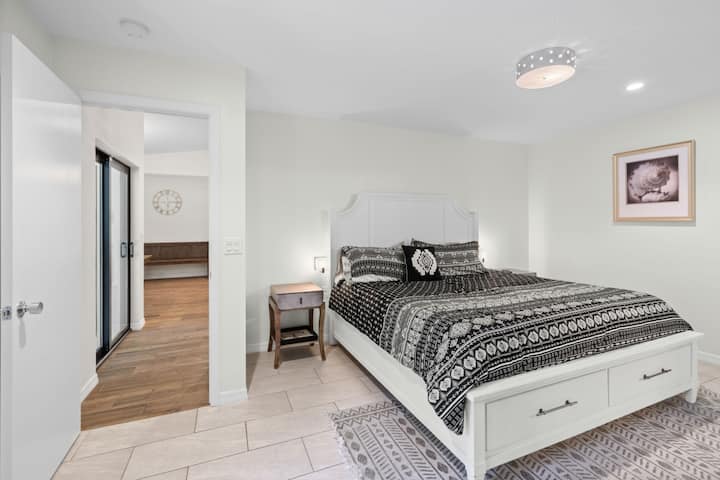 带加大双人床的主卧套房