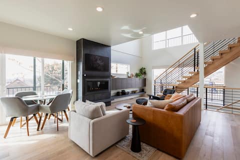 Luxurious Mountain-View Townhouse