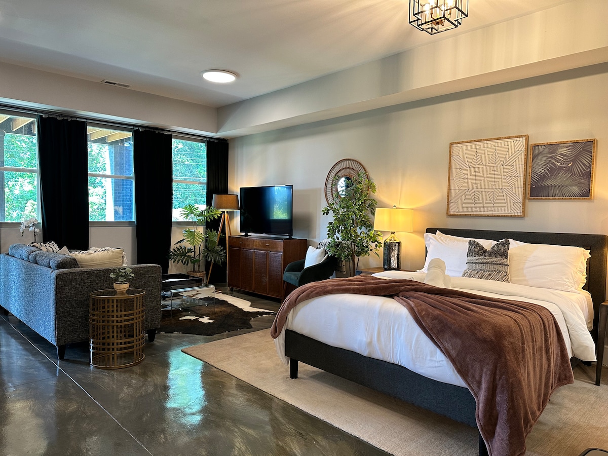 Acogedor y elegante estudio con una cómoda cama tamaño queen, una sala de estar con sofá y TV, y una cocina y baño totalmente equipados. Perfecto para una estancia privada e independiente.
