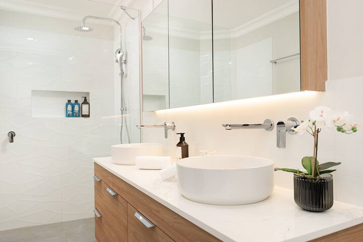 Large Family Pool Home in Taringa|6km to CBD|Pets gallery image 5