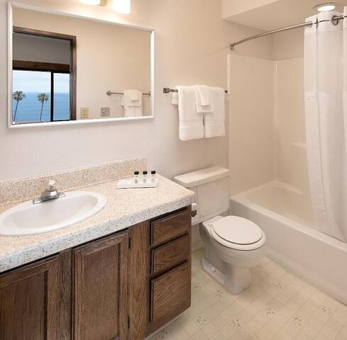 Large 2BR Suite at La Jolla Cove Hotel! Oceanview! gallery image 5