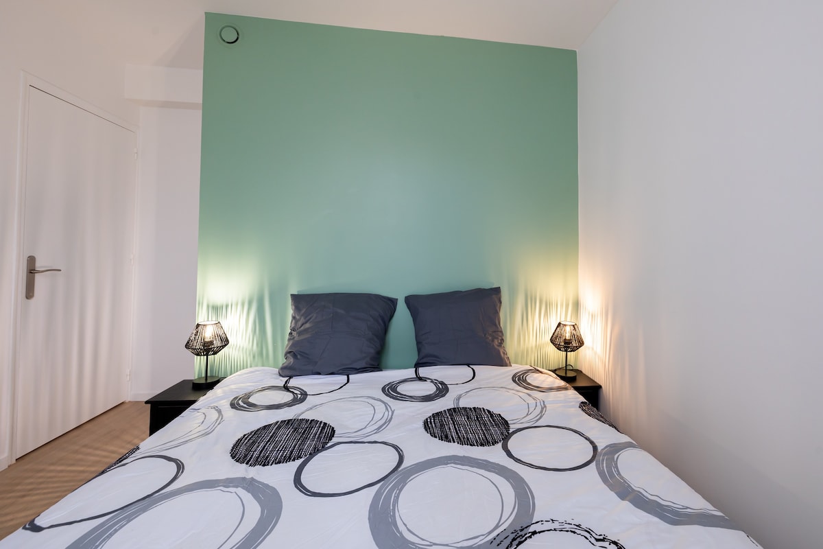 غرفة بسرير 160