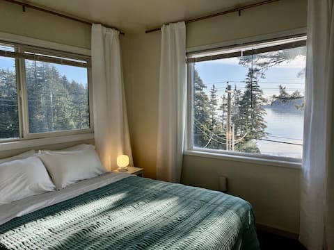 The Shoreline #1 - Ocean Views & Northern Lights