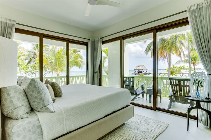 ห้องนอน 1 เตียงคิงไซส์พร้อมวิวชายหาด