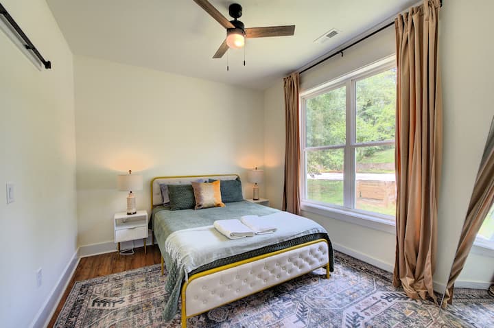 Tranquilo y acogedor: dormitorio sereno con ropa de cama de salvia, almohadas decorativas cálidas y una luz de lectura suave para relajarse por la noche