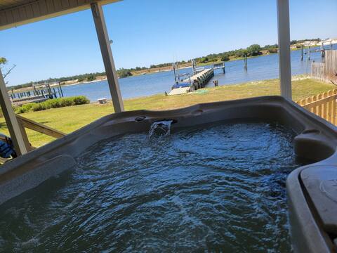 Waterfront with dock, Hot tub, 3 miles to Beach