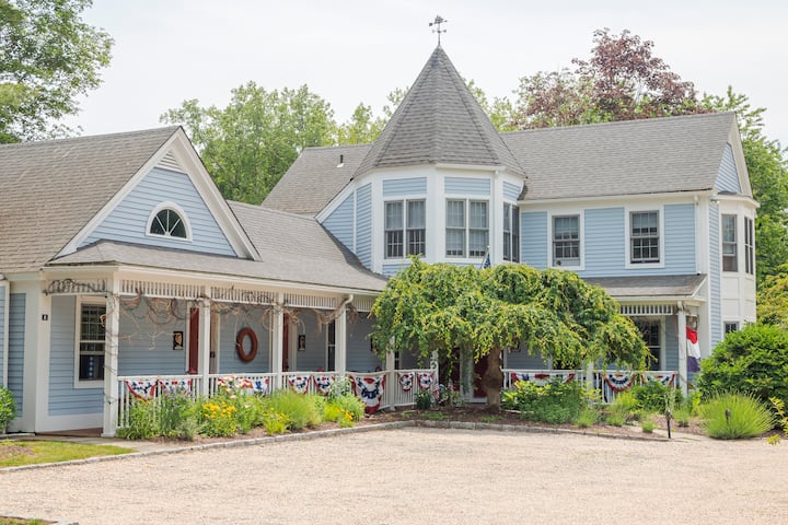 Enchanting Carriage House 4 EnSuites & Apt for 14