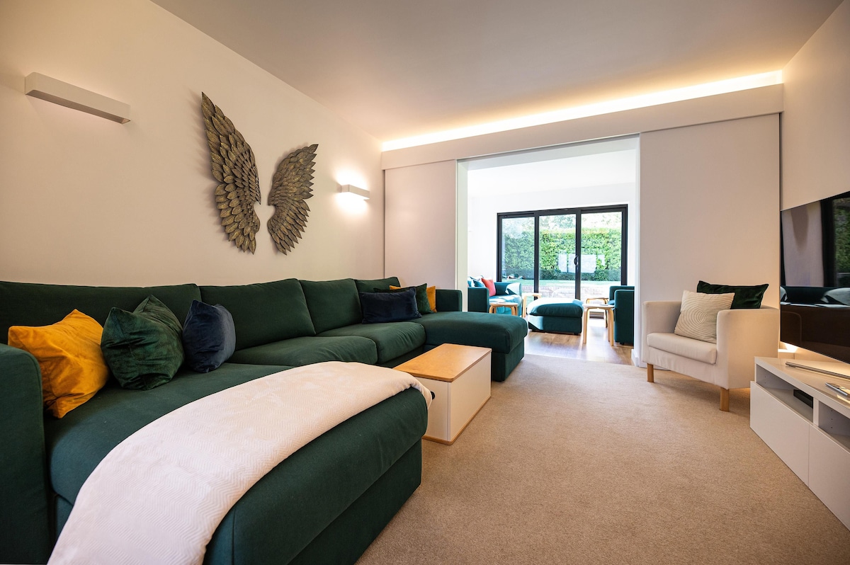 Popular Airbnb listing: Lyndhurst House, Contemporary & Chic in Hackington