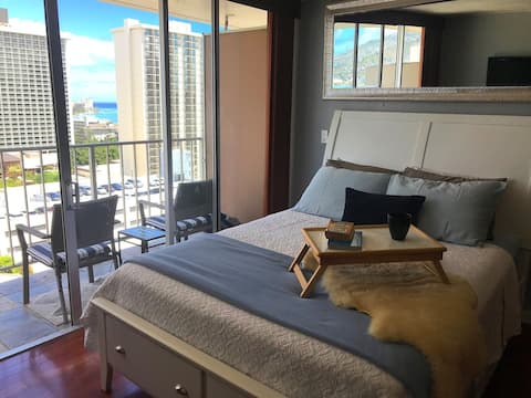 Stylish Waikiki Studio w/ Ocean View & Parking