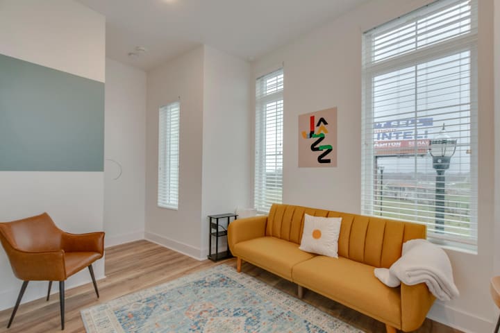 Jazz Junction | 2BR & Kitchen | 7 Mins to Broadway
