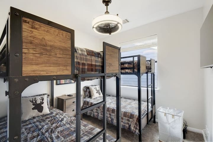 Двуетажна стая с двойни легла за спане 4