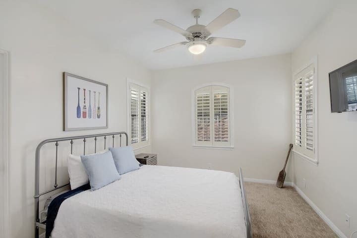 Двойно легло и телевизор в спалнята за гости