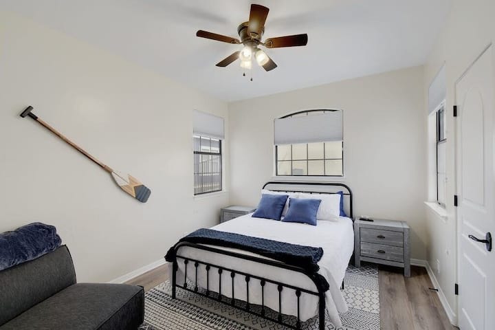 Стая за гости на долния етаж с двойно легло