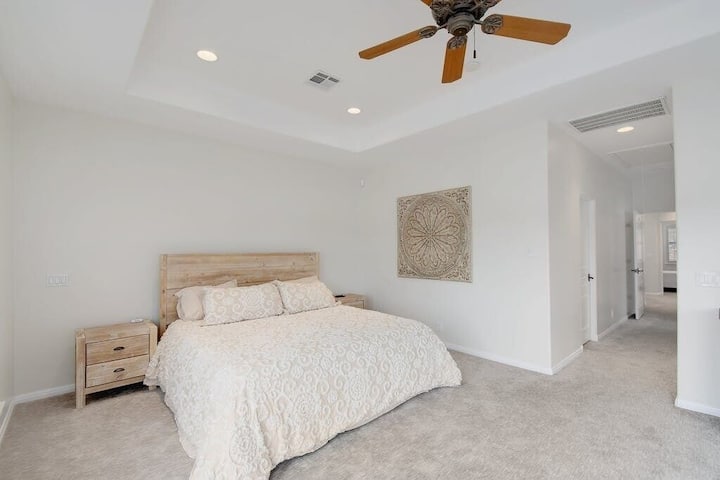 Голям основен санитарен възел с двойно легло king size