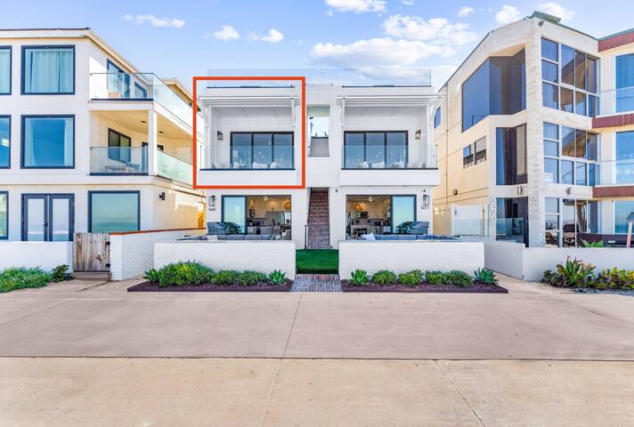 N Oceanfront Masterpiece with Rooftop & Hot Tub gallery image 4