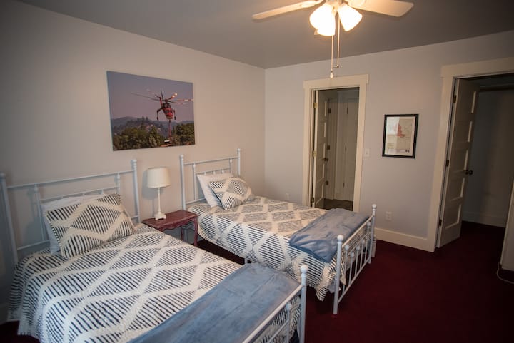 Twin beds bedroom #3