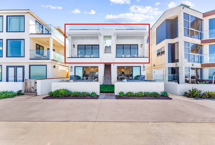 Entire Upper Oceanfront Masterpiece with Rooftop gallery image 2
